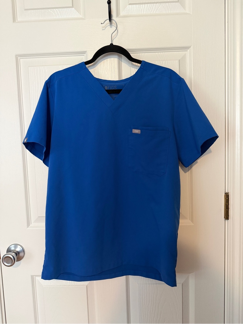 Figs men’s V-neck scrub top in vibrant royal blue.